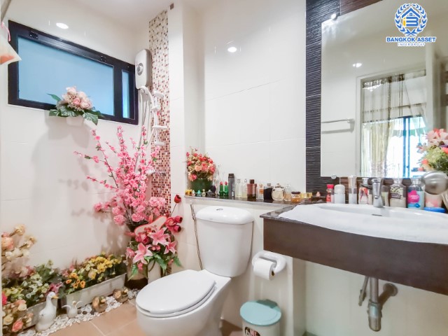 *****บ้านแฝดมือสองย่านนนทบุรี ม.ลิฟวิ่งพาร์ค พระราม5 บนเนื้อที่ 36.40 ตร.ว. ฟังก์ชันจัดเต็ม 4 ห้องนอน 4 ห้องน้ำ บ้านสวยพร้อมเข้าอยู่ สไตล์โมเดิร์น น่าอยู่ พื้นที่เยอะมาก แถมฟรี !! เครื่องปรับอากาศ 3 เครื่อง บนทำเลศักยภาพ เดินทางสะดวก เชื่อมต่อถนนหลายเส้นทาง ใกล้ทางด่วน "ศรีรัช"